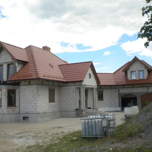 Realizacja z dachówką Wienerberger Alegra 9 czerwona, nadającą budynkowi tradycyjny wygląd.
